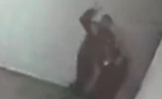 תיעוד קשה • צפו: מחבל חמאס דוקר סוהר במברג