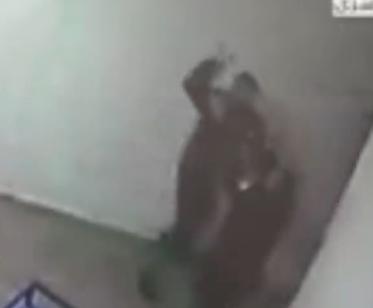 תיעוד קשה • צפו: מחבל חמאס דוקר סוהר במברג