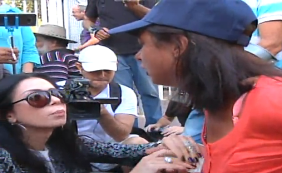 צפו: חברה של שרה נתניהו מחלקת כסף לנכים