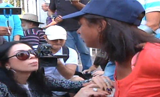 צפו: חברה של שרה נתניהו מחלקת כסף לנכים