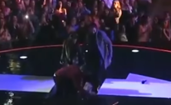 באמצע הופעה: הכוכבת נפלה לתוך חור בבמה. צפו