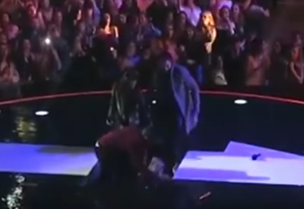 באמצע הופעה: הכוכבת נפלה לתוך חור בבמה. צפו