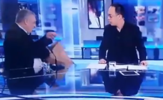 בשידור חי: ניר חפץ העניק לכתב 'הארץ' חמוצים. צפו