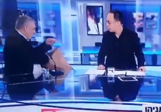 בשידור חי: ניר חפץ העניק לכתב 'הארץ' חמוצים. צפו