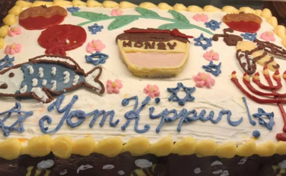 מביך: רשת מזון מכרו עוגת כיפור והפכו לבדיחה