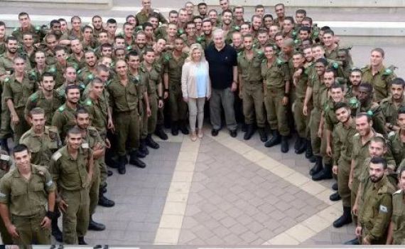 צפו: רה"מ מפתיע את אימו של חייל בודד המשרת בגולני