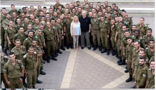 צפו: רה"מ מפתיע את אימו של חייל בודד המשרת בגולני