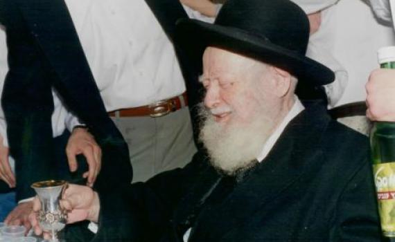 'צריך דף יפה': 10 סיפורים מרתקים על הרב שפירא