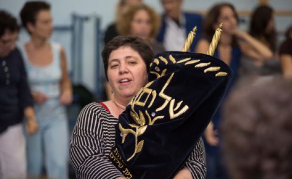 ריקוד נשים עם ספר תורה? אל תשנו את סדרי עבודת ה'