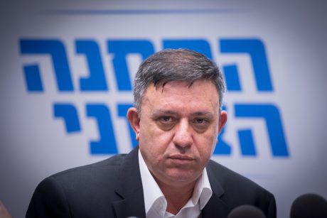 גבאי בעוד אמירה שצפויה לקומם עליו את השמאל