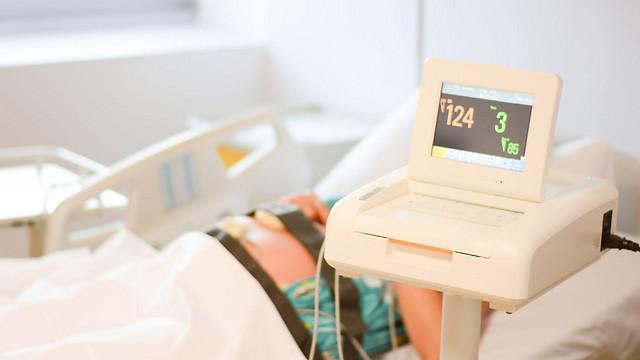 אסון: האם חששה לחלל שבת- והעובר שבבטנה מת