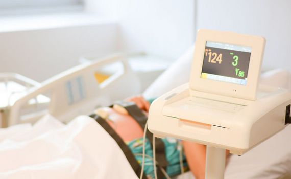 אסון: האם חששה לחלל שבת- והעובר שבבטנה מת