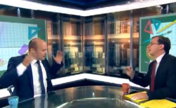 צפו: בנט מתפוצץ על הכתב והמגיש של ערוץ 10