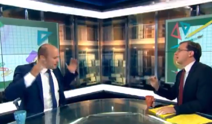 צפו: בנט מתפוצץ על הכתב והמגיש של ערוץ 10