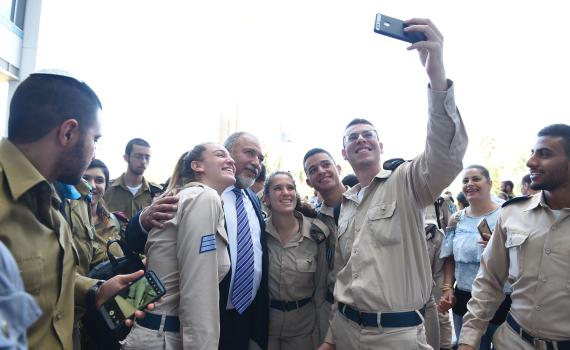 שר הביטחון: "המלחמה הבאה תהיה בצפון ובדרום"