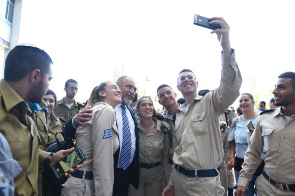 שר הביטחון: "המלחמה הבאה תהיה בצפון ובדרום"