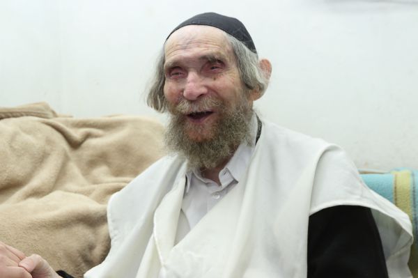 הרב שטיינמן פונה לבית החולים. מצבו יציב