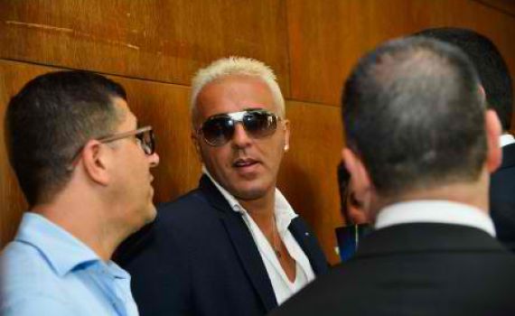 לעיני צבא של צלמים: הזמר קובי פרץ נכנס לכלא