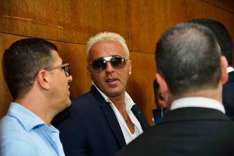 לעיני צבא של צלמים: הזמר קובי פרץ נכנס לכלא