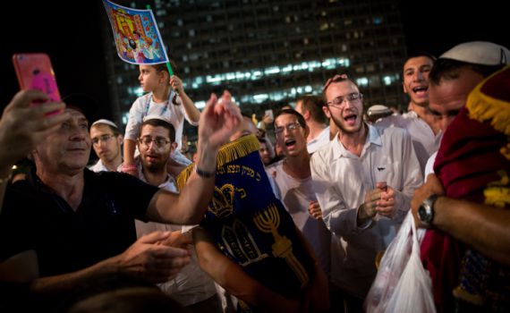 לא פורים: שמחת תורה הוא החג האמיתי של הילדים