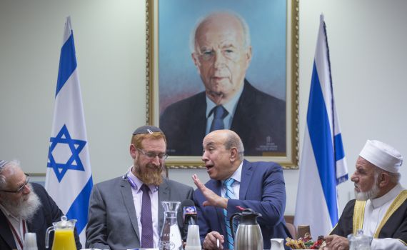 יהודה גליק קורא לחבריו מימין: בואו לעצרת לזכר רבין