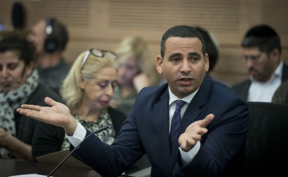 חסון לעג ללפיד: "ייתכן שצילמת את גבאי ל'במחנה"