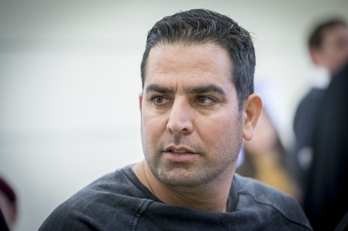 מני נפתלי מפתיע וגונז את הספר נגד נתניהו