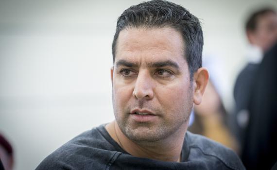 מני נפתלי מפתיע וגונז את הספר נגד נתניהו