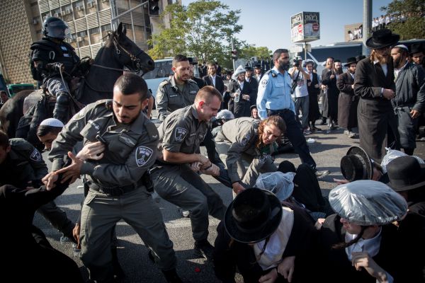 בלחץ החרדים, מונה צוות לחוק הגיוס החדש