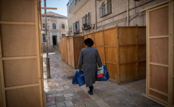 שלום הרב, האם מותר לי לקצר את הדרך מהסוכה?