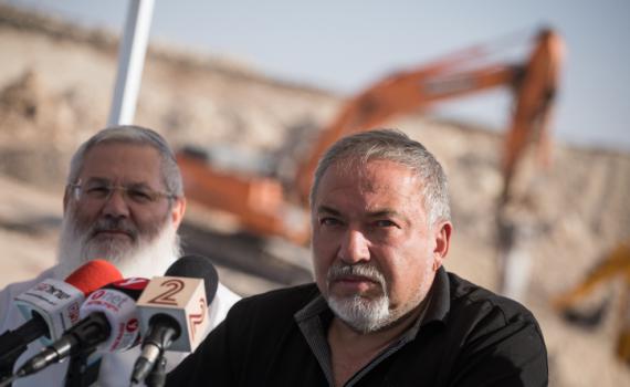 מטען בצד הדרך: סוכל פיגוע נגד השר ליברמן