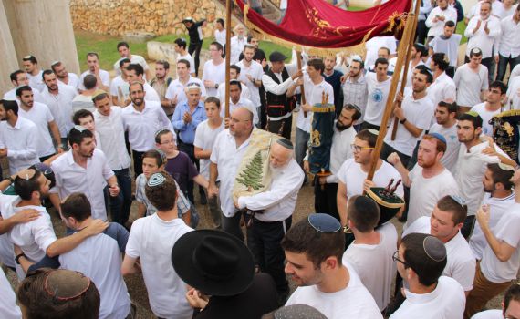 שמע על דמותו של ארז הי"ד ותרם ספר תורה לזכרו