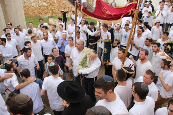 שמע על דמותו של ארז הי"ד ותרם ספר תורה לזכרו