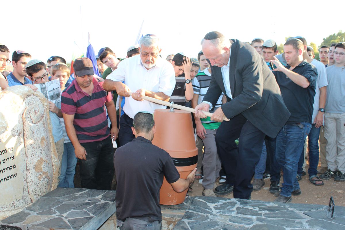 הקהילות נשרפו למוות, ספרי התורה הועלו לקבורה