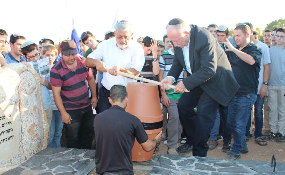 הקהילות נשרפו למוות, ספרי התורה הועלו לקבורה