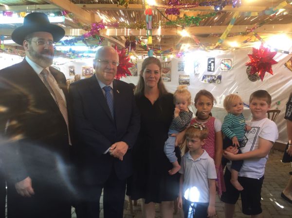 ביקור מיוחד בסוכת הרב לאו:הנשיא ומשפחת סולומון