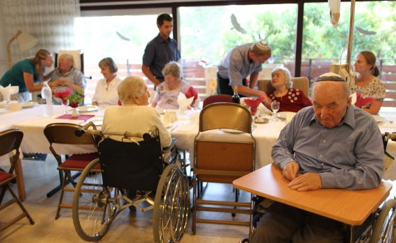 דו"ח חריף: "הטיפול בקשישים מגיעה להזנחה"