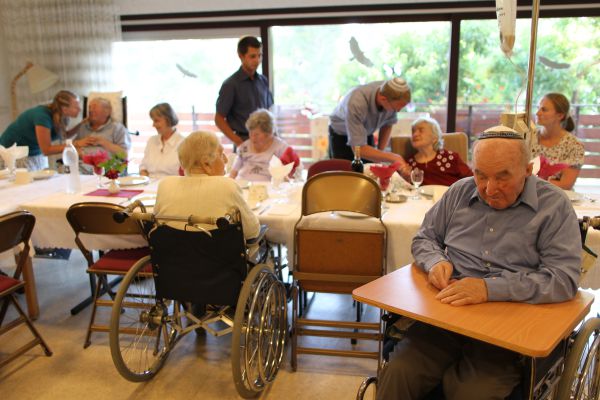 דו"ח חריף: "הטיפול בקשישים מגיעה להזנחה"