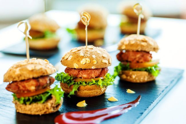 מהיר וטעים: מתכון למיני המבורגר פיקנטי שכיף להכין