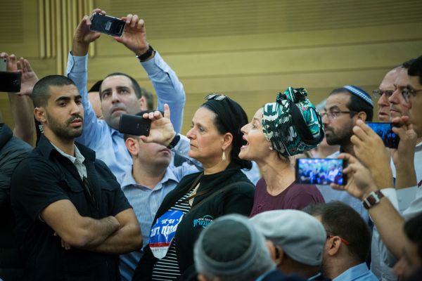 האם השכולה עקצה: "מה עם עונש מוות למחבלים?"