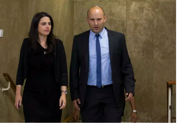 גבאי הכריז שיבטל את החוק. בנט: "לא תעשה את זה"