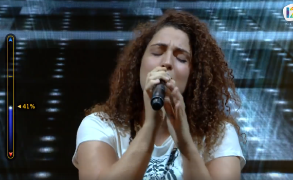 צפו: הביצוע המרגש של הבת המאומצת של קרן פלס