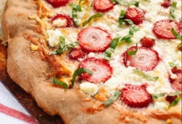 החיים תותים?הפיצה ההזויה ששברה שיאים ברשת