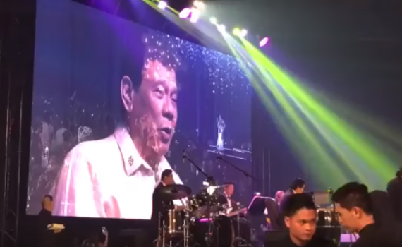 לבקשת טראמפ: נשיא הפיליפינים שר דואט