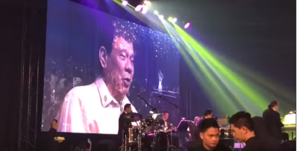 לבקשת טראמפ: נשיא הפיליפינים שר דואט