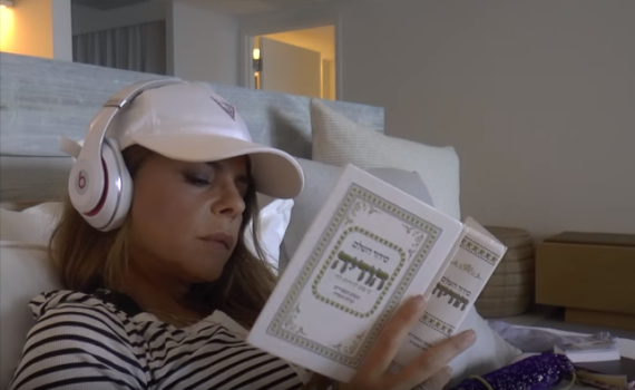 צפו: כוכבת הילדים חושפת את הקרבה שלה לדת