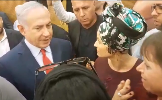 האם השכולה נשברה, ופרצה בבכי מול נתניהו