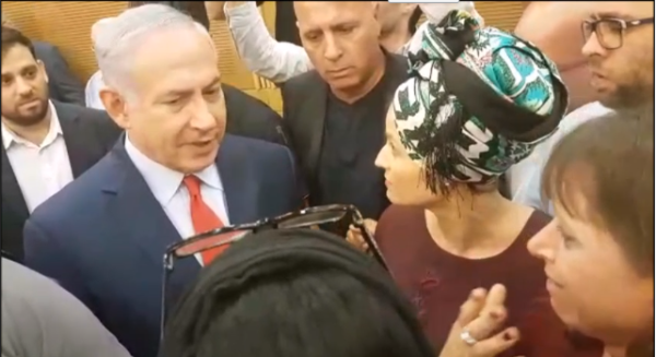 האם השכולה נשברה, ופרצה בבכי מול נתניהו