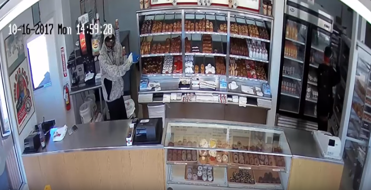 צפו: השודדים 'הנדיבים' ששיגעו את הרשת