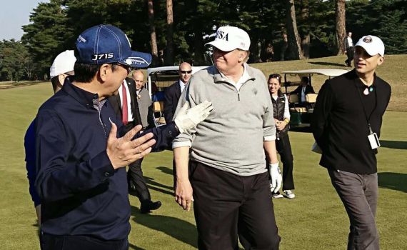 התחנה הראשונה של טראמפ ביפן:  משחק גולף עם ראש הממשלה